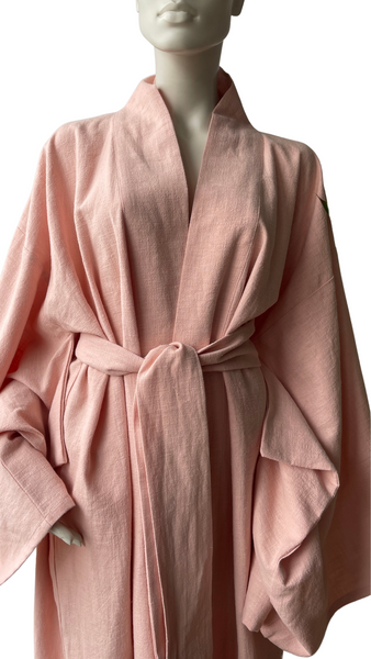 "Luksusa lina kimono halāts ar japāņu stila piedurknēm un garu jostu. Elegants dizains ar dziļu V veida izgriezumu priekšpusē un aizmugurē. Izgatavots no 100% Oeko-Tex sertificēta lina, kas regulē ķermeņa temperatūru un nodrošina komfortu gan karstā, gan aukstā laikā. Ideāla izvēle dāvanai vai ikdienas valkāšanai."


