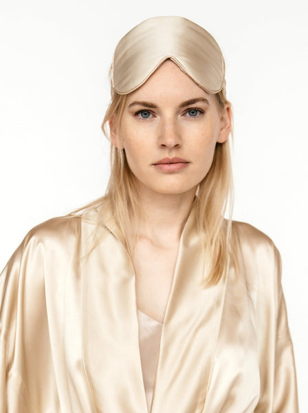 <img alt="zīda miega acu maska gulēšanai  ar lentām silk heatless cufler "src=" https://baibaladiga.pro/products/long-heatless-hair-curler-with-ribbon-silk-ribbon-and-scrunchie-hair-curling-set-garss-dabiga-zida-matu-rullis-lokotajs-ar-lentam-un-divas-gumijas/>